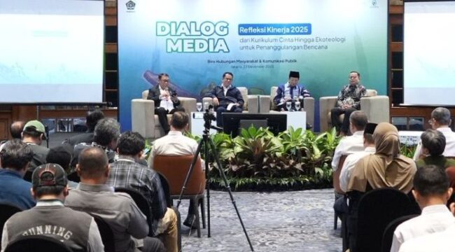 Menteri Agana Nasaruddin Umar (Tengah, Kopiah Hitam) saat hadir di acara dalam dialog media bertajuk Refleksi Kinerja 2025 di Jakarta, Selasa (23/12/2025). ( Foto: Kemenag)