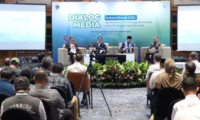 
					Menteri Agana Nasaruddin Umar (Tengah, Kopiah Hitam) saat hadir di acara dalam dialog media bertajuk Refleksi Kinerja 2025 di Jakarta, Selasa (23/12/2025). ( Foto: Kemenag)