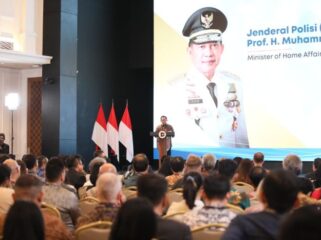 Mendagri  Tito Karnavian saat menghadiri Alliance of Alumni Associations (AAA) Conference 1.0: Connecting Global Expertise with Indonesian Opportunities di Hall Wisma Danantara Indonesia, Jumat (5/12/2025).. (Foto : Puspen Kemendagri)