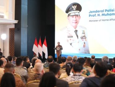 Mendagri  Tito Karnavian saat menghadiri Alliance of Alumni Associations (AAA) Conference 1.0: Connecting Global Expertise with Indonesian Opportunities di Hall Wisma Danantara Indonesia, Jumat (5/12/2025).. (Foto : Puspen Kemendagri)