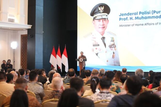 Mendagri  Tito Karnavian saat menghadiri Alliance of Alumni Associations (AAA) Conference 1.0: Connecting Global Expertise with Indonesian Opportunities di Hall Wisma Danantara Indonesia, Jumat (5/12/2025).. (Foto : Puspen Kemendagri)