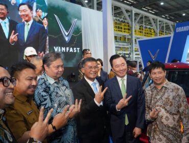 Menko Perekonomian Airlangga Hartarto bersama jajaran direksi PT VinFast Automobile Indonesia usai peresmian fasilitas produksi mobil listrik. ( Foto : Humas Kemenko Perekonomian) 