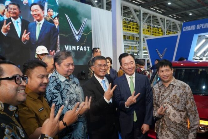 
					Menko Perekonomian Airlangga Hartarto bersama jajaran direksi PT VinFast Automobile Indonesia usai peresmian fasilitas produksi mobil listrik. ( Foto : Humas Kemenko Perekonomian) 
