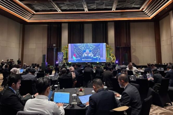 
					Menteri Koordinator Bidang Perekonomian Airlangga Hartarto ketika memberikan keynote speech pada acara “OECD Asia Roundtable on Digital Finance 2025” secara virtual, di Bali, Senin (1/12/2025). Foto : Kemenko Perekonomian)