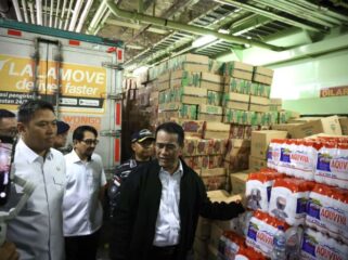 Menteri Pertanian Andi Amran Sulaiman saat memeriksa bantuan yang akan dikirim kepada korban banjir di Aceh (Foto : Ist)