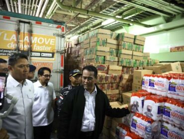 Menteri Pertanian Andi Amran Sulaiman saat memeriksa bantuan yang akan dikirim kepada korban banjir di Aceh (Foto : Ist)