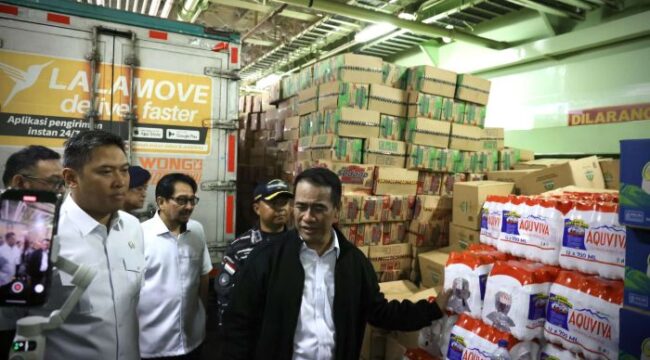 Menteri Pertanian Andi Amran Sulaiman saat memeriksa bantuan yang akan dikirim kepada korban banjir di Aceh (Foto : Ist)