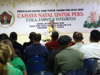 Romo Marthen Jenarut Pr. saat memberikan pesan kasih kepada para jemaat dslsm Pereayaan Natal PWI Jaya. (Foto : Humas PWI Jatya)