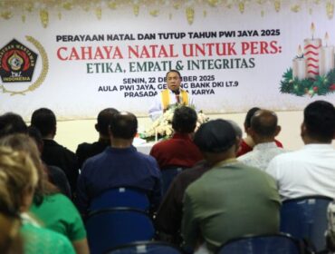 Romo Marthen Jenarut Pr. saat memberikan pesan kasih kepada para jemaat dslsm Pereayaan Natal PWI Jaya. (Foto : Humas PWI Jatya)