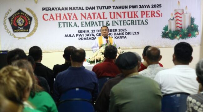 Romo Marthen Jenarut Pr. saat memberikan pesan kasih kepada para jemaat dslsm Pereayaan Natal PWI Jaya. (Foto : Humas PWI Jatya)