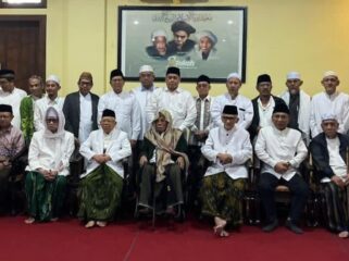 Ketua Umum Pengurus Besar Nahdlatul Ulama (PBNU), KH Yahya Cholil Staquf (Gus Yahya) dan Rais Aam PBNU, KH Miftachul Akhyar (dua dan tiga dari kanan,) duduk berdampingan usai melakukan Tabayun. (Foto: Ist)