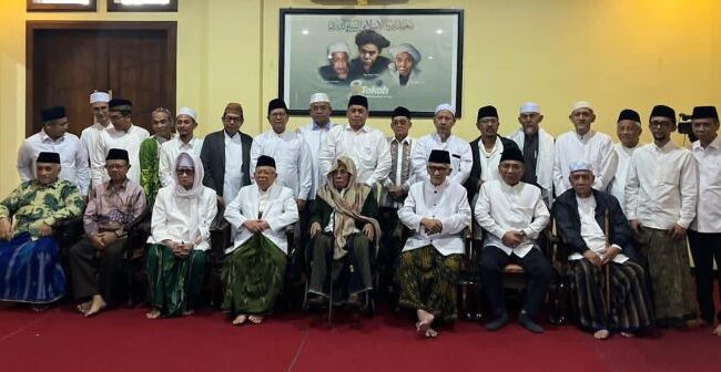 Ketua Umum Pengurus Besar Nahdlatul Ulama (PBNU), KH Yahya Cholil Staquf (Gus Yahya) dan Rais Aam PBNU, KH Miftachul Akhyar (dua dan tiga dari kanan,) duduk berdampingan usai melakukan Tabayun. (Foto: Ist)