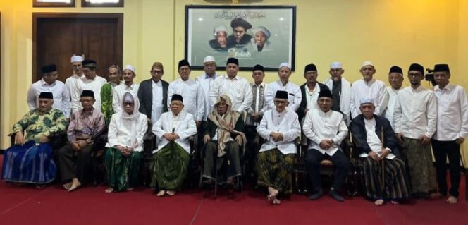 
					Ketua Umum Pengurus Besar Nahdlatul Ulama (PBNU), KH Yahya Cholil Staquf (Gus Yahya) dan Rais Aam PBNU, KH Miftachul Akhyar (dua dan tiga dari kanan,) duduk berdampingan usai melakukan Tabayun. (Foto: Ist)