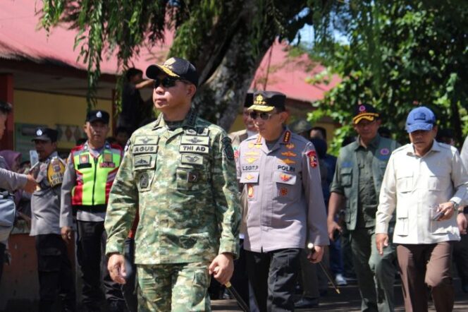 
					Panglima TNI Jendera TNI Agus Subiyanto saat meninjau lokasi Pengungsi, Huntara, dan Infrastruktur di Sumbarl  (Foto : Pusoen TNI