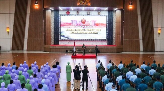 Wakil Panglima TNI Jenderal TNI Tandyo Budi R., mewakili Panglima TNI Jenderal TNI Agus Subiyanto,saat memimpin Laporan Korps Kenaikan Pangkat bagi 139 Perwira Tinggi (Pati) TNI di GOR A. Yani, Mabes TNI Cilangkap, Jakarta Timur, Senin (1/12/2025). (Foto : Puspen TNI)