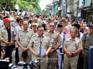 Wali KOta Jakarta Pusat Arifin (Belakang kanan) saat  mendampingi Gubernur DKI Jakarta Pramono Anung saat meninjau jalan yang selesai di aspal di Karet Tengsin Tanah Abang, (Foto : Kominfotik Jakpus)