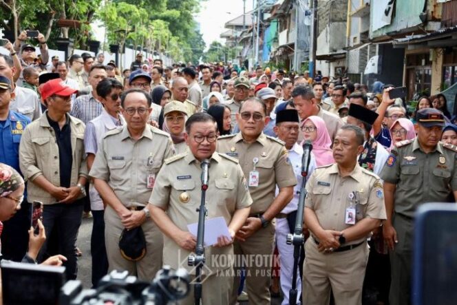 
					Wali KOta Jakarta Pusat Arifin (Belakang kanan) saat  mendampingi Gubernur DKI Jakarta Pramono Anung saat meninjau jalan yang selesai di aspal di Karet Tengsin Tanah Abang, (Foto : Kominfotik Jakpus)