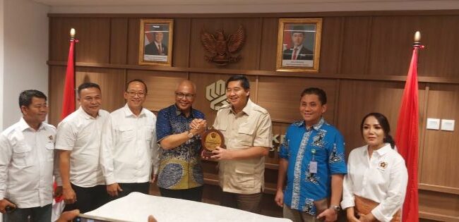 Ketua Umum PWIn Pusat Akhmad Munir saat menyerahkan cindera mata kepada Menteri PKP Muarar Sirait usai mengadakan pertemuan. (Foto : Humas PWI Pusat)