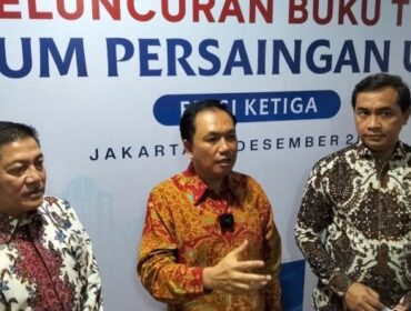 Ketua KPPU M. Fanshurullah Asa saat memberikan keterangan kepada awak media usai peluncuran Buku Teks Hukum Persaingan Usaha edisi ketiga. (Foto : Sirhan/ Jejaknarasi.id.) 