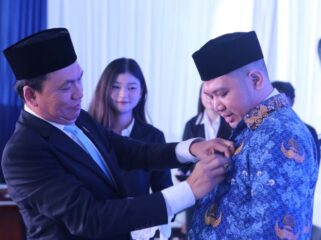 Ketua KPPU Fanshurullah Asa  saat menyematkan Pin ke salah Satu ASN yang dilantik. (Foto : KPPU)