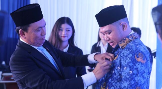 Ketua KPPU Fanshurullah Asa  saat menyematkan Pin ke salah Satu ASN yang dilantik. (Foto : KPPU)