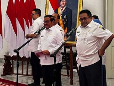 Gubernur DKI Jakarta Pramono Anung saat memberikan keterangan kepada awak media di Balaikota Jakarta . (Foto: Bloomberg Technoz)