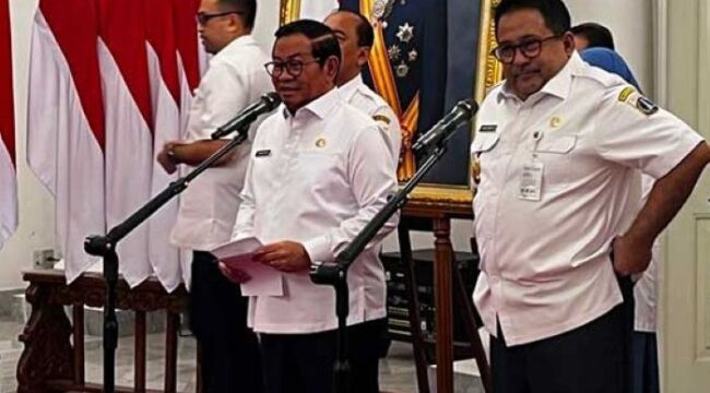 Gubernur DKI Jakarta Pramono Anung saat memberikan keterangan kepada awak media di Balaikota Jakarta . (Foto: Bloomberg Technoz)