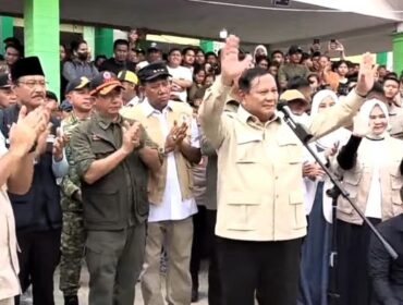 Presiden Prabowo Subianto  didampingi Panglima TNI Jenderal Agus Subiyanto saat menyapa masyarakat korban Bencana Alam di Langkat Sumut (Foto BPMI) 