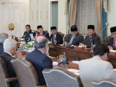 Presiden Prabowo Subianto para jajaran menterinya saat melakukan pertemuan dengan PM Pakista Shehbaz Sharif. (Foto : BPMI)