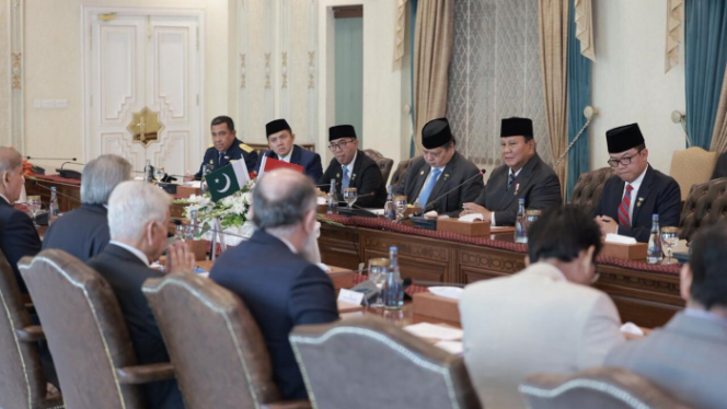 
					Presiden Prabowo Subianto para jajaran menterinya saat melakukan pertemuan dengan PM Pakista Shehbaz Sharif. (Foto : BPMI)