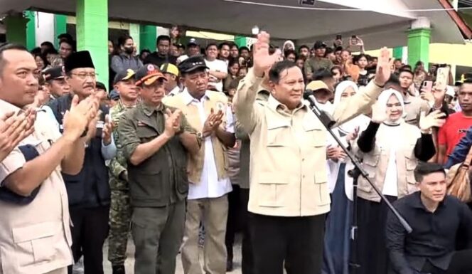 
					Presiden Prabowo Subianto  didampingi Panglima TNI Jenderal Agus Subiyanto saat menyapa masyarakat korban Bencana Alam di Langkat Sumut (Foto BPMI) 