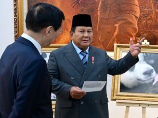 Presiden Republik Indonesia Prabowo Subianto  saat menerima kunjungan kehormatan Ketua Majelis Permusyawaratan Rakyat (MPR) Republik Rakyat Tiongkok (RRT) Wang Huning di Istana Merdeka, Jakarta, Kamis (4/12/2025).. (Foto : BPMI)