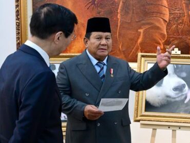 Presiden Republik Indonesia Prabowo Subianto  saat menerima kunjungan kehormatan Ketua Majelis Permusyawaratan Rakyat (MPR) Republik Rakyat Tiongkok (RRT) Wang Huning di Istana Merdeka, Jakarta, Kamis (4/12/2025).. (Foto : BPMI)
