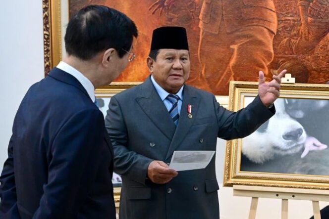 
					Presiden Republik Indonesia Prabowo Subianto  saat menerima kunjungan kehormatan Ketua Majelis Permusyawaratan Rakyat (MPR) Republik Rakyat Tiongkok (RRT) Wang Huning di Istana Merdeka, Jakarta, Kamis (4/12/2025).. (Foto : BPMI)