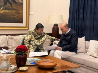 Presiden Prabowo Subianto saat  menerima laporan  Menteri Investasi dan Hilirisasi sekaligus Kepala BPI Danantara Rosan Perkasa Roeslani. (Foto; BPMI )
