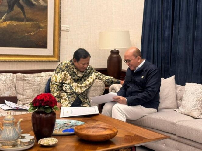 
					Presiden Prabowo Subianto saat  menerima laporan  Menteri Investasi dan Hilirisasi sekaligus Kepala BPI Danantara Rosan Perkasa Roeslani. (Foto; BPMI )
