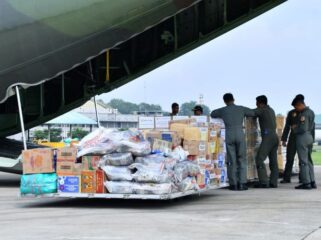 Bantuan untuk para korban bencana alam di Pulau Sumatera siap diberangkatkan. (Foto : Puspen TNI )
