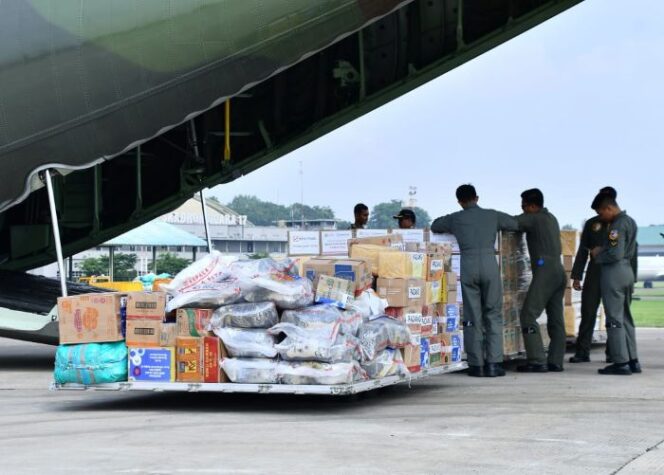 
					Bantuan untuk para korban bencana alam di Pulau Sumatera siap diberangkatkan. (Foto : Puspen TNI )