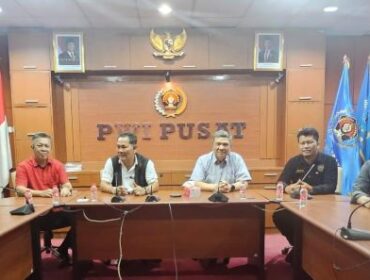 Ketua Panitia Natal PWI Pusat, Edison Siahaan (tengah) . (Foto: PWI Pusat)