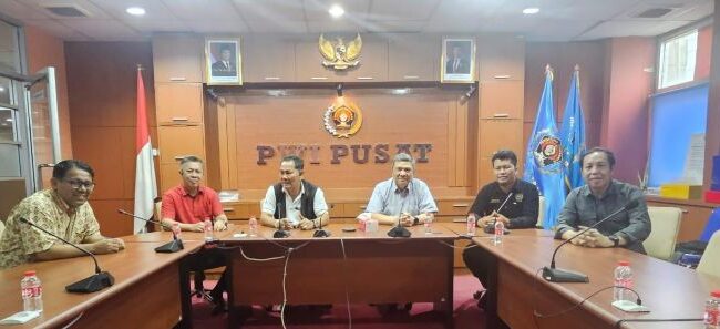 Ketua Panitia Natal PWI Pusat, Edison Siahaan (tengah) . (Foto: PWI Pusat)