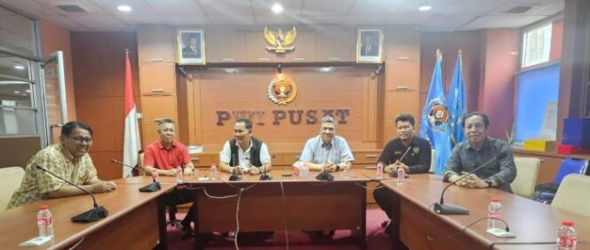 
					Ketua Panitia Natal PWI Pusat, Edison Siahaan (tengah) . (Foto: PWI Pusat)