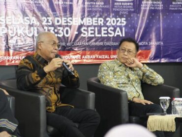 Ketua PWI Pusat Akhmad Munir saat memberikan meteri dalam acara  diskusi Kaleidoskop Media Massa 2025 yang digelar di Hall Dewan Pers, Jakarta, Selasa (23/12), (Foto : PWI Pusat)