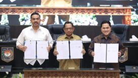 Mendagri Tito karnavian (tengah)  memperlihatkan nota MoU . (Foto : Puspoen  Kemendagri)