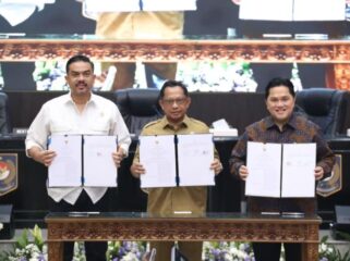 Mendagri Tito karnavian (tengah)  memperlihatkan nota MoU . (Foto : Puspoen  Kemendagri)