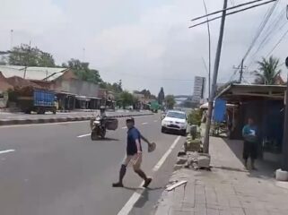 Salah satu tayangan video yang beredar sebagai bukti kekerasan yang dilakukan salah seorang oknum petugas SPPG  di Ngawi. ( Foto : Tangkapan Layar ) 