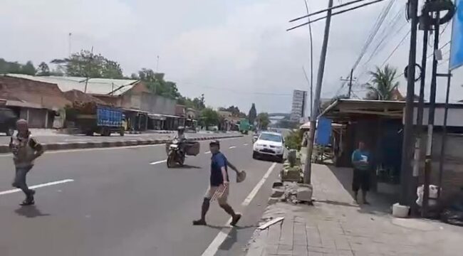 Salah satu tayangan video yang beredar sebagai bukti kekerasan yang dilakukan salah seorang oknum petugas SPPG  di Ngawi. ( Foto : Tangkapan Layar ) 