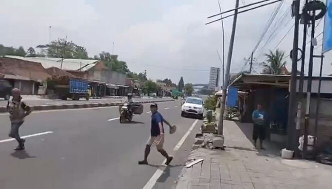 
					Salah satu tayangan video yang beredar sebagai bukti kekerasan yang dilakukan salah seorang oknum petugas SPPG  di Ngawi. ( Foto : Tangkapan Layar ) 