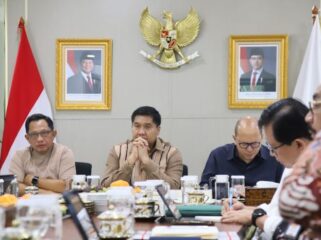 Menteri Dalam Negeri Tito Karnavian (Kiri) saat mengikuti Rapat Lanjutan Pembahasan Pembangunan Hunian Tetap (Huntap) Pascabencana di Wilayah Sumatera yang digelar secara daring dari Jakarta, Minggu (28/12/2025).. ( Foto: Kasuspen Kemendagri)