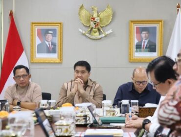 Menteri Dalam Negeri Tito Karnavian (Kiri) saat mengikuti Rapat Lanjutan Pembahasan Pembangunan Hunian Tetap (Huntap) Pascabencana di Wilayah Sumatera yang digelar secara daring dari Jakarta, Minggu (28/12/2025).. ( Foto: Kasuspen Kemendagri)