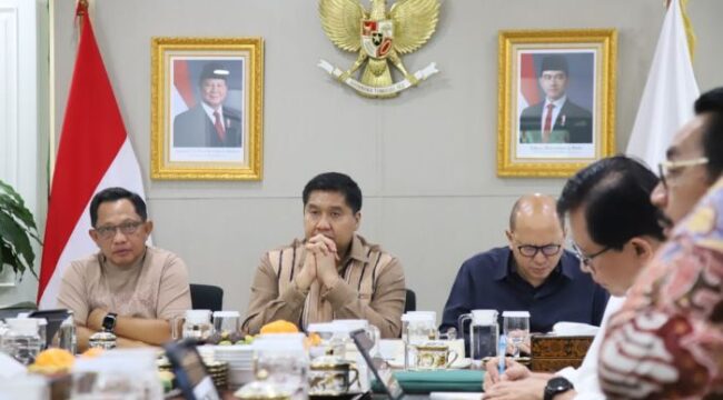 Menteri Dalam Negeri Tito Karnavian (Kiri) saat mengikuti Rapat Lanjutan Pembahasan Pembangunan Hunian Tetap (Huntap) Pascabencana di Wilayah Sumatera yang digelar secara daring dari Jakarta, Minggu (28/12/2025).. ( Foto: Kasuspen Kemendagri)